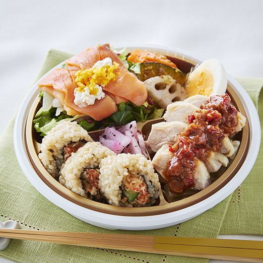 スモークサーモンと蒸し鶏の美Salad bento