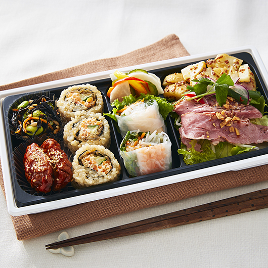 玄米ロール入り30品目のSalad bento
