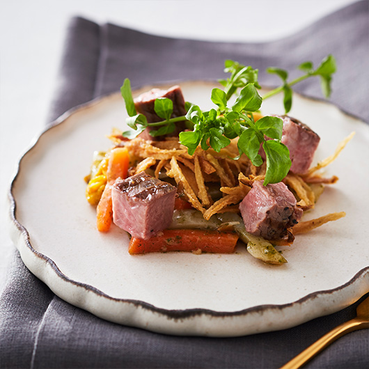 プライムローストビーフと揚げごぼうのサラダ