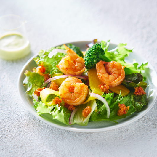 グリル海老のサラダ ベーコントマトソース