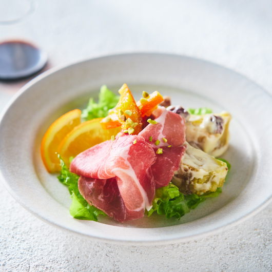 生ハムとさつまいものサラダ オレンジ添え