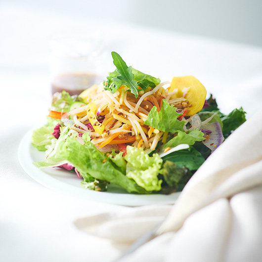 足りないカラダに 緑の30品目サラダ