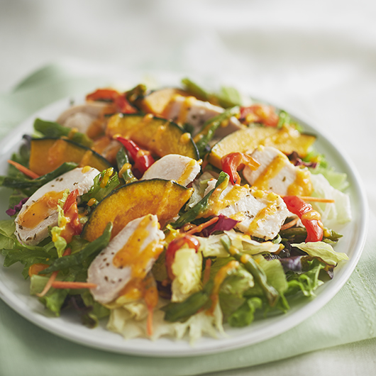 緑黄色野菜とレモンチキンコンフィのサラダ