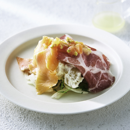 生ハムと青森サーモンの華やぎサラダ