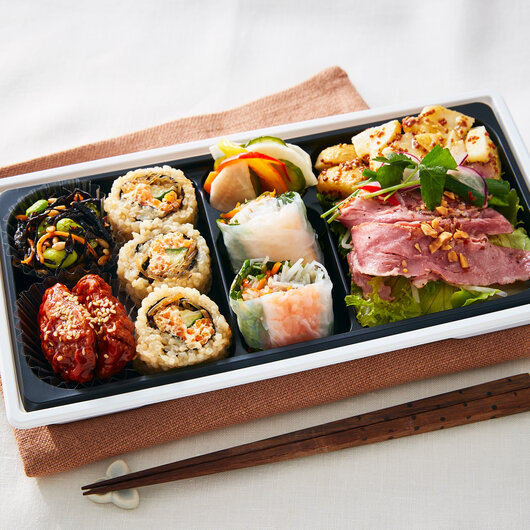玄米ロール入り30品目のSalad bento