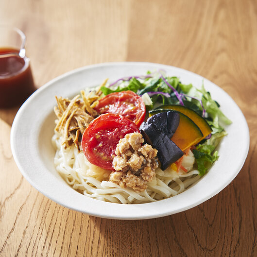 柚子七味香る トマトとそぼろ餡のサラダうどん